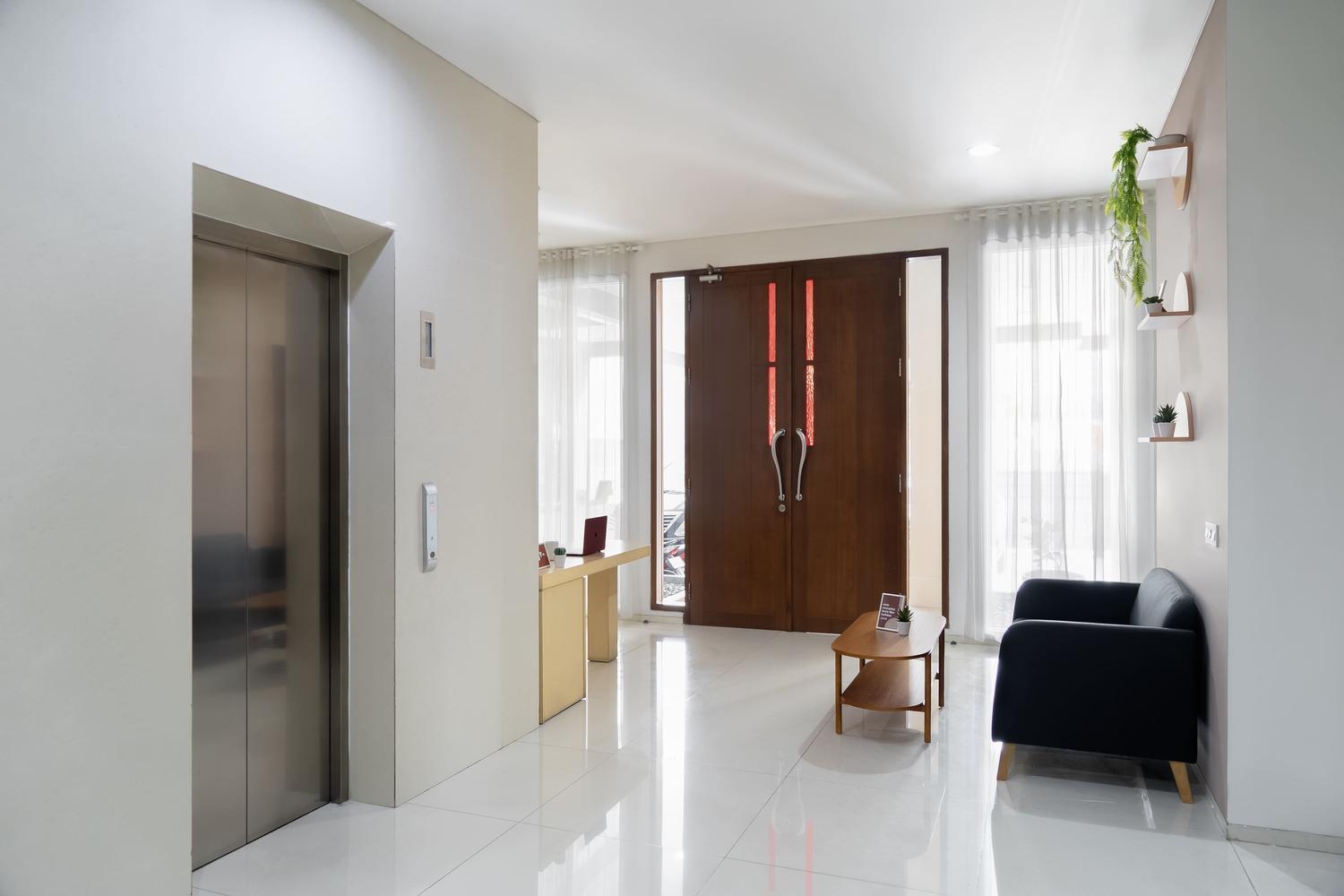 Отель Cove Mk House Senopati Джакарта Экстерьер фото